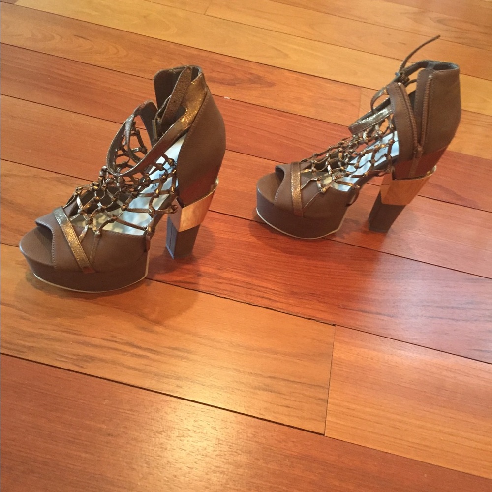 Platform golden and beige chunky heels